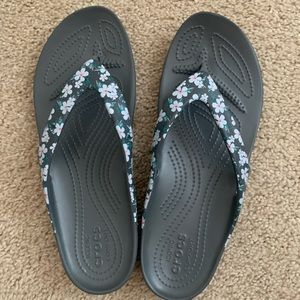 Crocs floral Kade flip flops